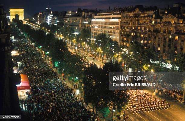 Défilé organisé par Jean-Paul Goude sur les Champs-Elysées lors de la commémoration du bicentenaire de la Révolution française le 14 juillet 1989 à...