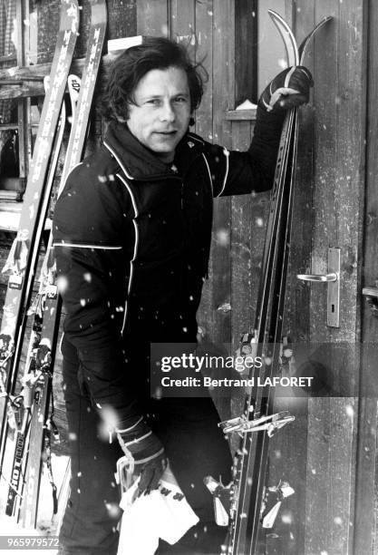 Le réalisateur polonais Roman Polanski aux sports d'hiver à Gstaad, en Suisse, le 15 janvier 1977.