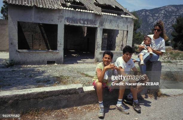 Famille de harkis au Logis d'Anne le 27 juin 1991 à Jouques, France.