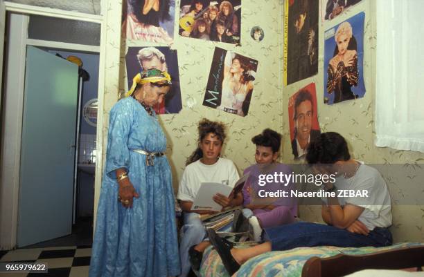 Famille de harkis au Logis d'Anne le 27 juin 1991 à Jouques, France.