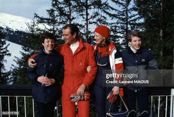 La reine Margrethe II de Danemark, accompagnée de son époux le prince Henrik et de leurs fils Joachim et Frederik, en vacances à la station de sports...