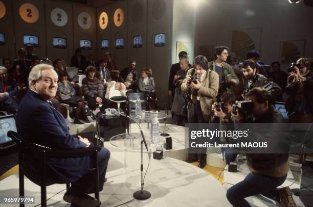 Jean-Marie Le Pen à l'émission télévisée 'L'Heure de vérité' sur Antenne 2 le 14 février 1984 à Paris, France.