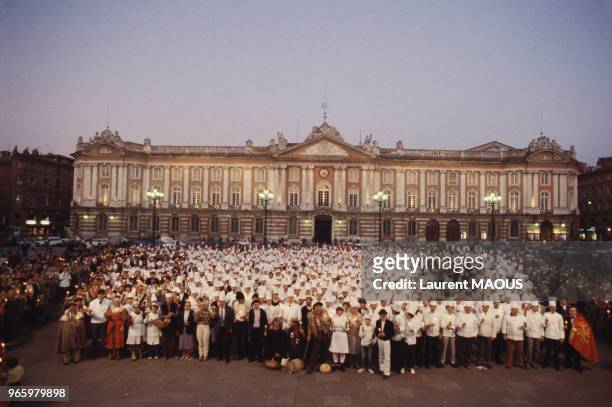 Cuisiniers réunis sur la place du Capitole pour un meeting gastronomique le 14 janvier 1984 à Toulouse, France.