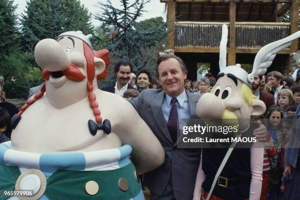 Les héros de bande dessinée Astérix et Obélix fêtent leur 25 ans avec leur créateur le dessinateur Albert Uderzo au Jardin des Plantes le 24 octobre...