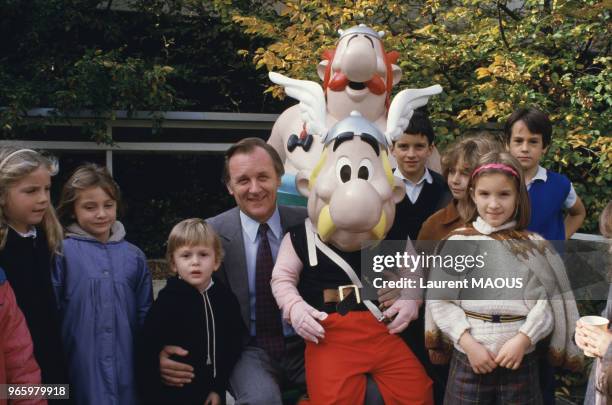 Les héros de bande dessinée Astérix et Obélix fêtent leur 25 ans avec leur créateur le dessinateur Albert Uderzo au Jardin des Plantes le 24 octobre...