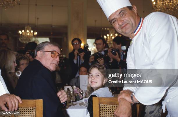 Acteur chanteur Gene Kelly et la petite Drew Barrymore au Congrès Intercoiffure avec le chef Paul Bocuse le 23 avril 1985 à Paris, France.