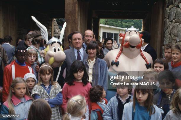 Les héros de bande dessinée Astérix et Obélix fêtent leur 25 ans avec leur créateur le dessinateur Albert Uderzo au Jardin des Plantes le 24 octobre...