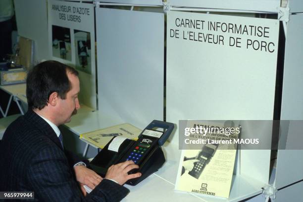 Informatique adaptée à l'élevage porcin en démonstration au Salon de l'Agriculture le 14 mars 1986 à Paris, France.