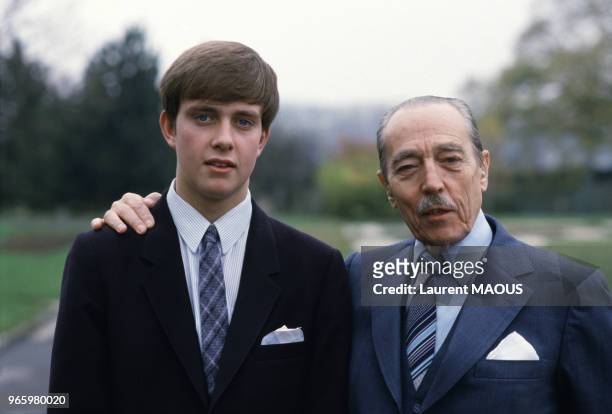 Close up Henri d'Orléans, comte de Paris, avec son petit-fils le prince Jean d'Orléans le 19 novembre 1984 en France.