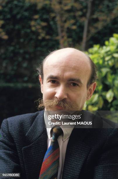 Close up Claude Malhuret, secrétaire d'État chargé des Affaires étrangères et des Droits de l'homme, le 28 avril 1986 à Paris, France.