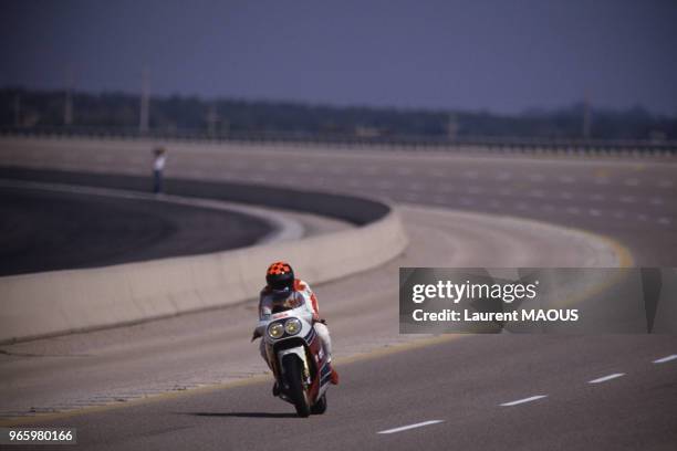 Après plusieurs tentatives Coluche bat le record du monde du kilomètre lancé à moto à la vitesse de 252 km/h sur Yamaha 750 OW 31 le 19 septembre...