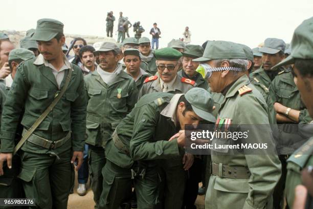 Le roi Hassan II du Maroc, en uniforme militaire et entouré de son armée, lors de sa visite officielle dans la région de la ville de Boukraa le 16...