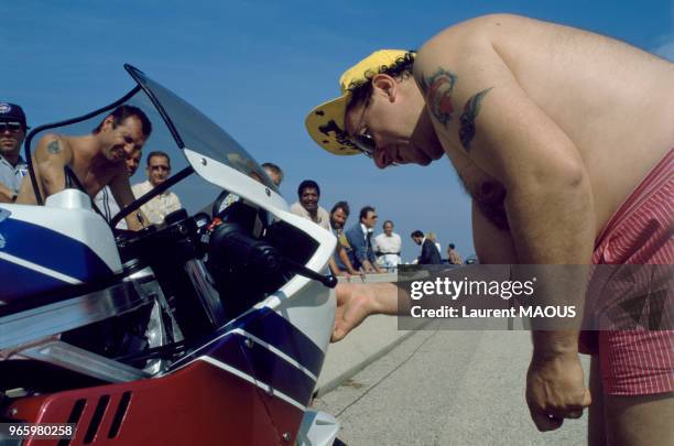 Après plusieurs tentatives Coluche bat le record du monde du kilomètre lancé à moto à la vitesse de 252 km/h sur Yamaha 750 OW 31 le 19 septembre...