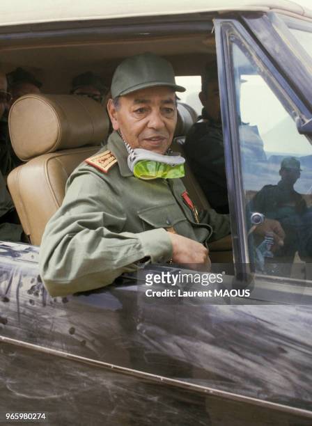 Le roi Hassan II du Maroc en uniforme militaire lors de sa visite officielle dans la région de la ville de Boukraa le 16 mars 1985 Sahara occidental.