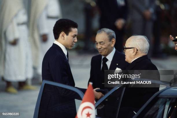 Le président tunisien Habib Bourguiba accueilli par le roi Hassan II et son fils le prince Sidi Mohammed lors du sommet islamique à Casablanca le 16...