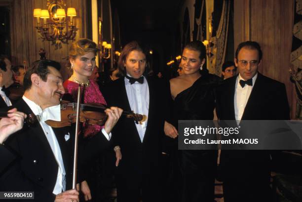 Mariel Hemingway avec son époux Stephen Crisman et Margaux Hemingway lors de la soirée 'Ernest Hemingway' à l'hôtel Ritz de Paris le 29 mars 1985,...