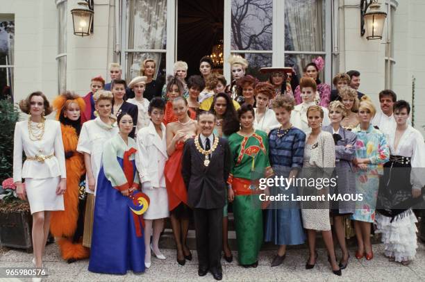 Le coiffeur Alexandre entouré des mannequins lors du congrès mondial lntercoiffure le 23 avril 1985 à Paris, France.