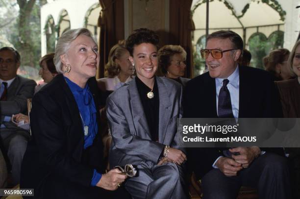 Acteur chanteur américain Gene Kelly avec sa fille Bridget au Congrès Intercoiffure et à gauche la chanteuse Line Renaud le 23 avril 1985 à Paris,...