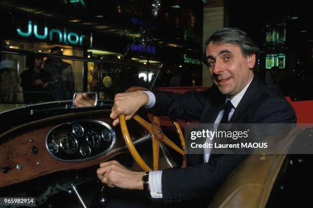 Hervé Poulain, commissaire-priseur, lors de la vente aux enchères de voitures de collection le 15 décembre 1986 à Paris, France.