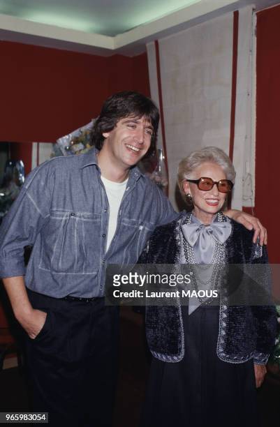 Yves Duteuil en coulisses avec Paulette Coquatrix lors de son passage à l'Olympia le 22 octobre 1987 à Paris, France.