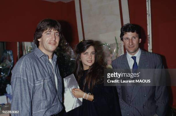 Yves Duteuil en coulisses avec Caroline Grimm et Philippe de Villiers lors de son passage à l'Olympia le 22 octobre 1987 à Paris, France.
