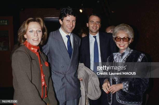 Patricia et Paulette Coquatrix avec Philippe de Villiers lors du concert d'Yves Duteil à l'Olympia le 22 octobre 1987 à Paris, France.
