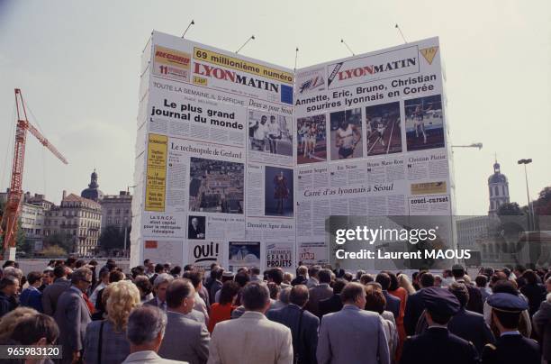 Lyon Matin, un journal en version géante sur la place Bellecour, le 19 septembre 1988 à Lyon, France.