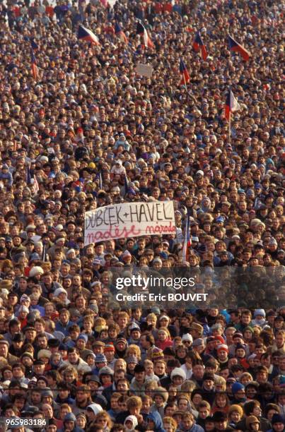 Personnes assistent au discours d'Alexander Dubcek plaine de Letna sous la neige le 25 novembre 1989 à Prague, République Tchèque.