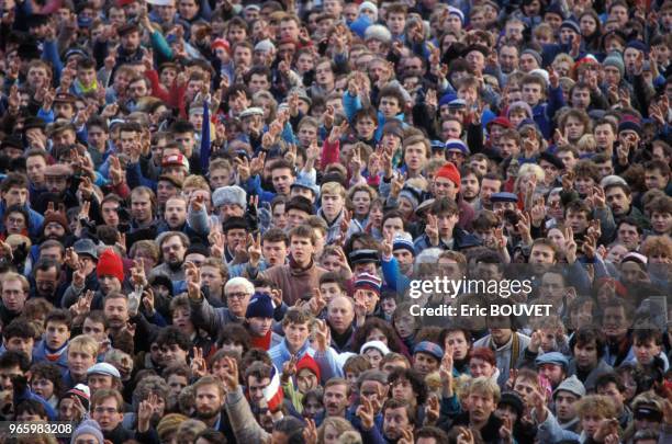 Personnes assistent au discours d'Alexander Dubcek plaine de Letna sous la neige le 25 novembre 1989 à Prague, République Tchèque.