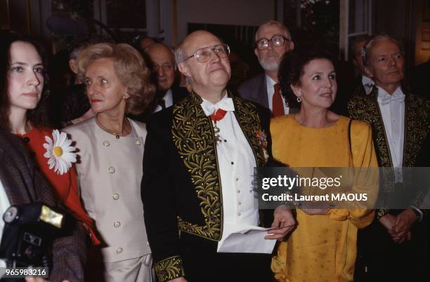 Réception en l'honneur du violoncelliste Mstislav Rostropovitch pour son entrée à l'Insitut de France, avec à droite son épouse Galina Vichnevskaïa...