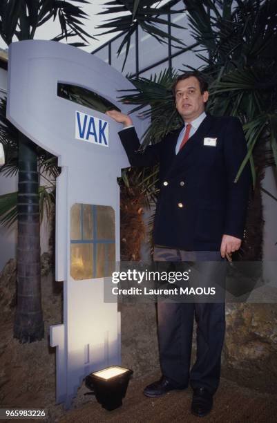 La société VAK présente la première clé à puce le 14 décembre 1987 en France.
