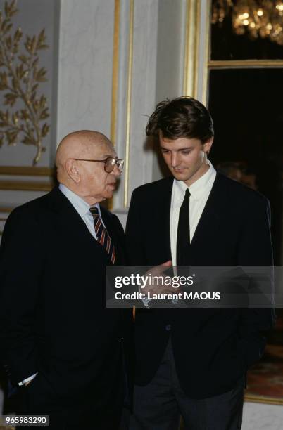 Edgar Faure, président du comité du bi-centenaire de la révolution Française, ici avec le jeune politicien François Baroin, le 24 juin 1987 à Paris,...