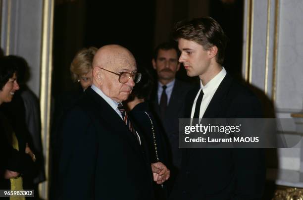 Edgar Faure, président du comité du bi-centenaire de la révolution Française, ici avec le jeune politicien François Baroin, le 24 juin 1987 à Paris,...