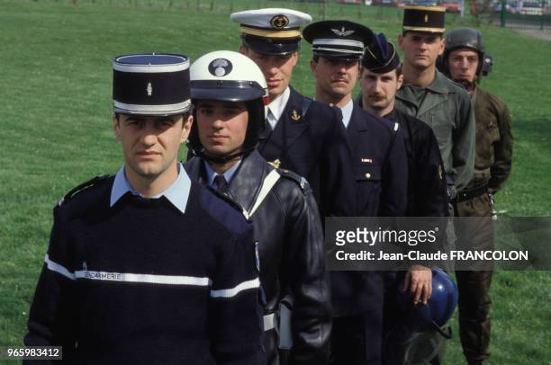 segunda mano frutas apretado Les nouveaux uniformes de la Gendarmerie nationale le 14 avril 1989...  Fotografía de noticias - Getty Images