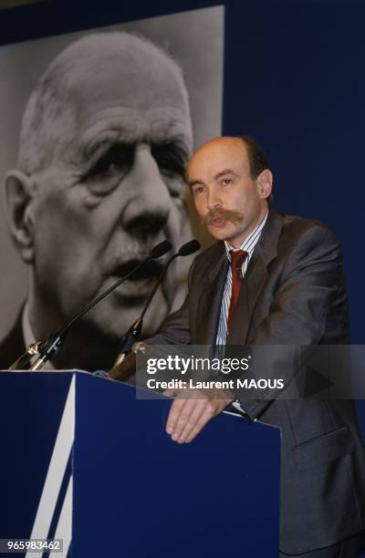 Claude Malhuret, secrétaire d'État chargé des Affaires étrangères et des Droits de l'homme, prononce une allocution à la convention de la 5e...