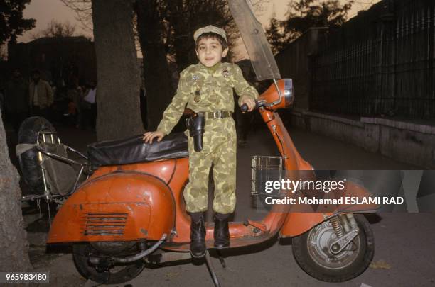 Enfant en uniforme militaire lors d'une manifestation contre l'intervention américaine au Panama le 27 décembre 1989 à Téhéran, Iran.