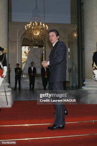 Alain Delon reçu au Palais de l'Elysée le 21 janvier 1988 à Paris, France.