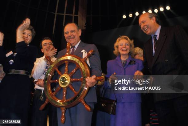 Meeting de Raymond Barre dans le cadre de la campagne présidentielle avec son épouse Eve et le député Jean-Claude Gaudin le 24 mars 1988 à Marseille,...