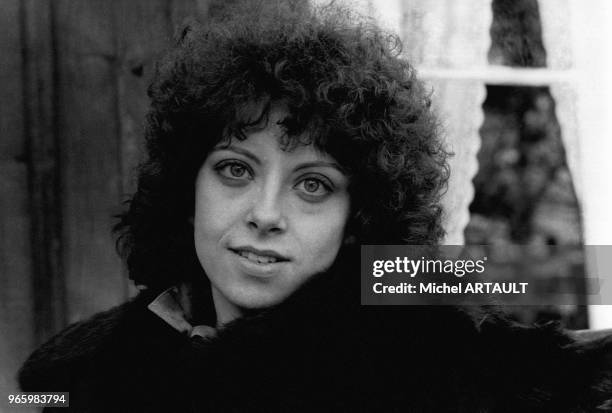 Portrait de la chanteuse Nicole Rieu qui participe au concours de l'Eurovision en mars 1975 à Stockholm en Suède.