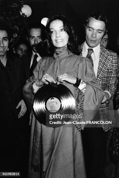 Marie Laforêt présentant son disque d'or chez le label de musique Polydor le 24 octobre 1974 à Paris, France.