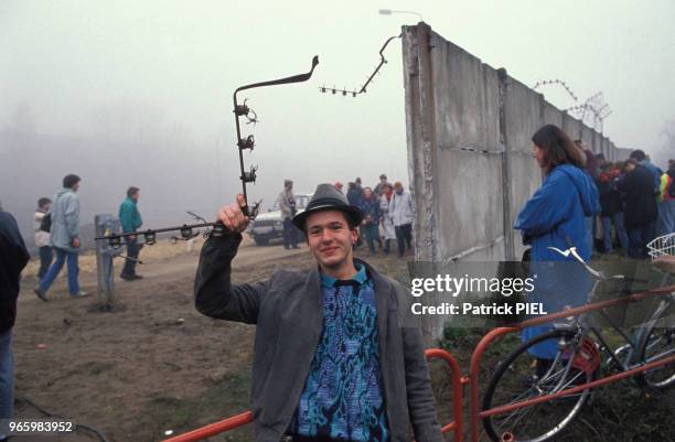 Curieux aux abords des restes du Mur de Berlin quatre jours après sa chute le 13 novembre 1989 à Berlin, Allemagne.