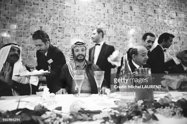 Le leader de l'OLP Yasser Arafat lors d'un repas pendant la conférence des chefs d'état arabes le 26 novembre 1973 à Alger, Algérie.