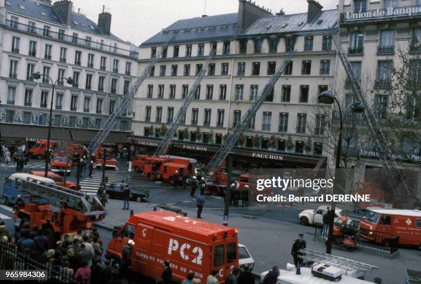 Pompiers intervenant lors d'un incendie dans l'immeuble de l'épicerie Fauchon à Paris, le 20 décembre 1985, France.