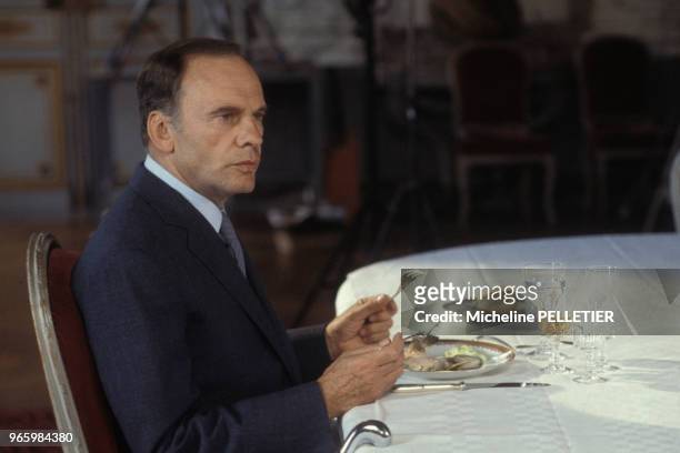 Jean-Louis Trintignant Lors du tournage du film 'Le Bon Plaisir' réalisé par Francis Girod le 19 juillet 1983 à Paris, France.