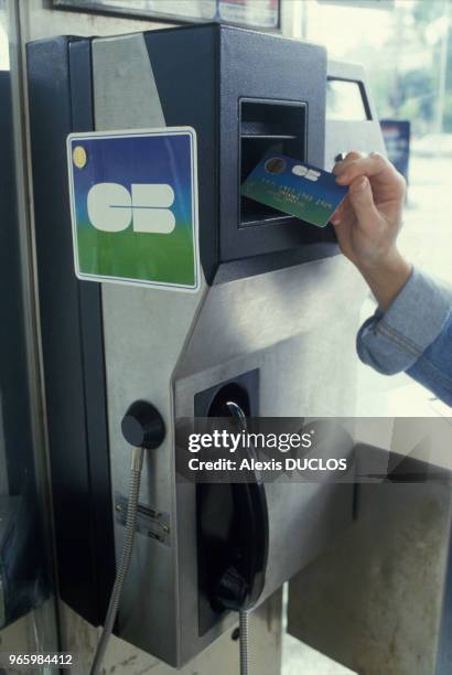 Cabine téléphonique foncionnant avec une carte banquaire, le 28 juillet 1987, France.