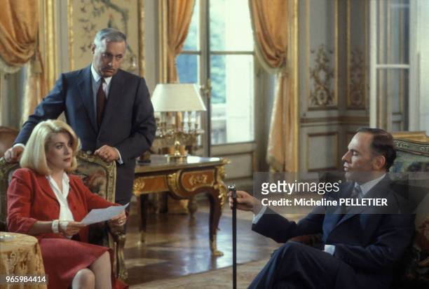 Catherine Deneuve, Michel Serrault et Jean-Louis Trintignant lors du tournage du film 'Le Bon Plaisir' réalisé par Francis Girod le 21 juillet 1983 à...
