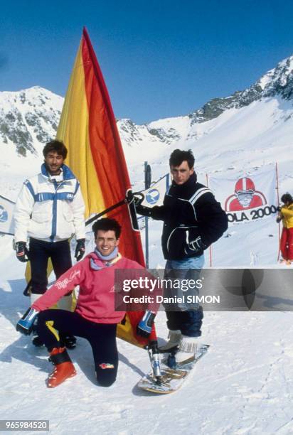 Les trois frères Peyron, Bruno, Stéphane et Loïck sont adeptes de la planche à voile sur neige également, février 1983, Isola 2000, France.