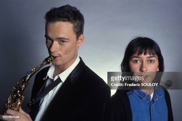 Close up 'Blues Trottoir', un duo musical créé par Clémence Lhomme et le saxophoniste Olivier Defays, fils de l'acteur Pierre Richard, 14 avril 1990,...