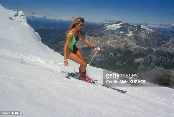 Femme faisant du ski en maillot de bain, le 21 août 1988.