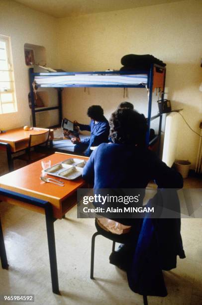 Détenus dans leur cellule à la maison d'arrêt de Lorient, le 17 mars 1983, Ploemeur, France.